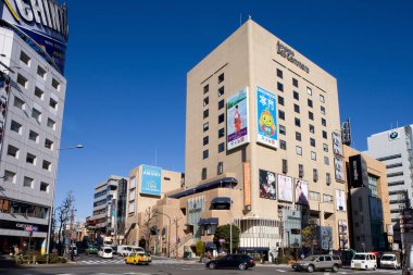 Şehir manzarası modern binalarla dolu