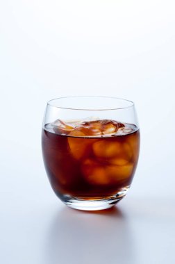 Taze buzlu çay ve beyaz izole edilmiş buz. 