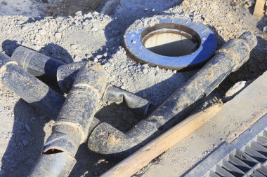 Beton zemindeki eski metal borular ve ekipmanlar