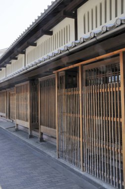 Köy sokağı eski Japon evleriyle dolu.