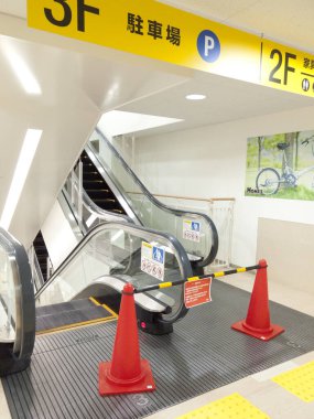 Yürüyen merdiven uyarı konileriyle ikinci kata çıkıyor.