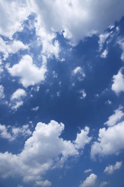 Mavi gökyüzünde beyaz bulutlar 