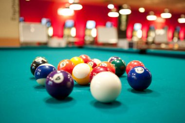 Bilardo oyunu. Bilardo masası topları ve işaret.