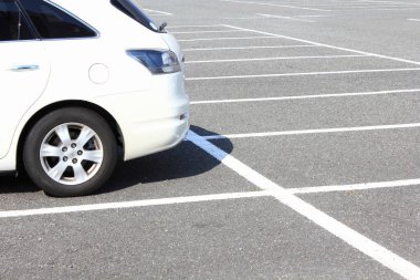 Açık hava otoparkının gündüz görüntüsü.