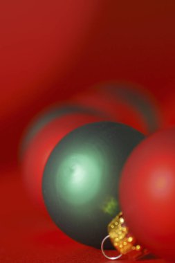 Bulanık arkaplanda noel takılarını kapat