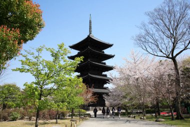  Kyoto, JAPAN ve turistler To-ji 'nin beş katlı Pagoda' sı (gojunoto)