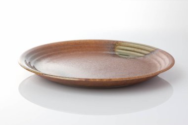 Beyaz arka planı olan ahşap bir tabak.