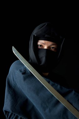 Sırtında katana olan geleneksel giysili genç Asyalı adam. 