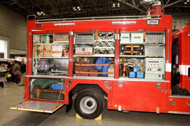 İtfaiye ekipmanlarıyla dolu itfaiye aracı.