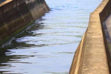 Su yüzeyinde büyük bir baraj var. su tedarik sistemi.
