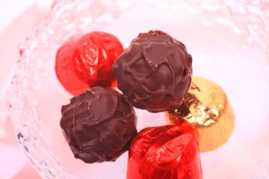 Hafif arkaplanda lezzetli çikolata şekerlerinin yakın plan görüntüsü      