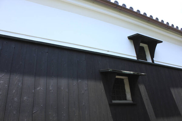 старый черный дом в городе