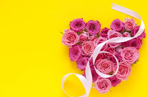 Rosas Rosadas Amarillas Con Corazón —  Fotos de Stock