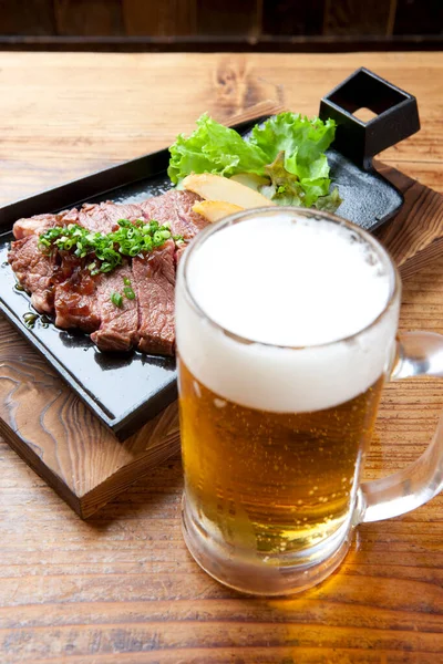 Ein Steak Und Ein Bier Auf Dem Tisch — Stockfoto