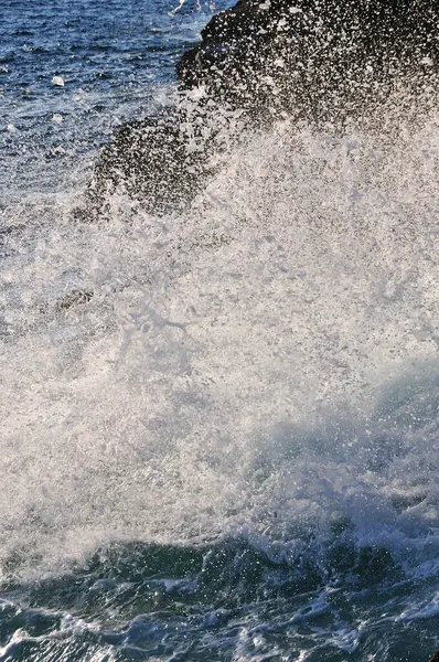 Красивый Вид Большие Морские Волны Разбивающиеся Скалы — стоковое фото