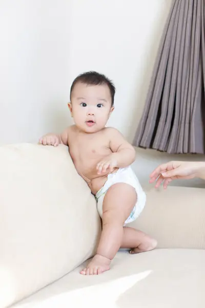 かわいい日本人の赤ちゃんが家で遊んでいます アジア 肖像画 — ストック写真