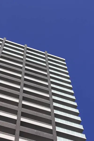 Facciata Dell Edificio Contemporaneo Contro Cielo Blu — Foto Stock