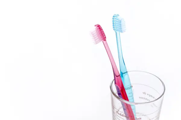 Bunte Zahnbürsten Auf Weißem Hintergrund — Stockfoto