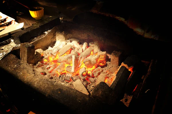 一个有大量木头和火焰的火坑 — 图库照片