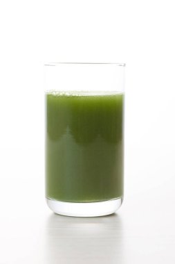 Açık arkaplanda yeşil, taze, sağlıklı organik içeceğin yakın plan görüntüsü.                                          