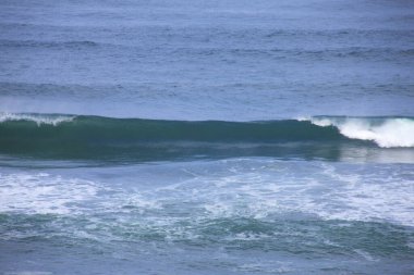 Sahilde inişli çıkışlı dalgalar  
