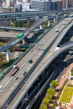 Şehir trafiğinin yukarıdan görünüşü