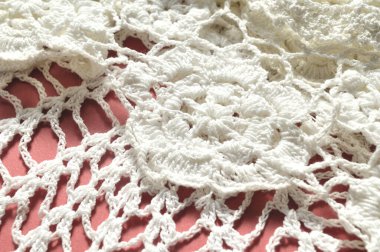 Tığ işi masa örtüsünün beyaz görünümünü kapat