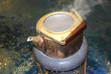 Eski metal çaydanlık kırsal konteynır yüzeyinde buharlaşıyor.