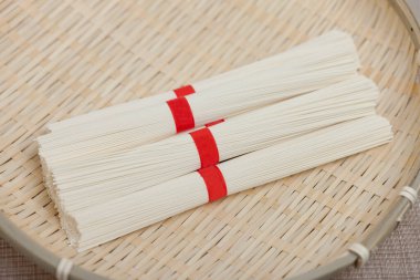 Çin eriştesinin bambu sepetinde yakın plan çekimi.
