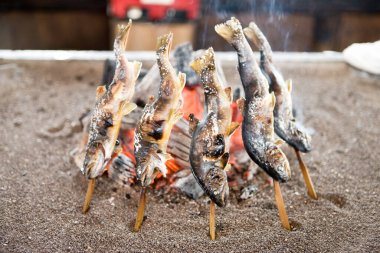 Kömür ocağında ızgara balık. yemek yapmak.