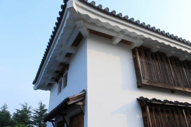 Hagi şehrinin alışveriş caddesinde eski bir bina.