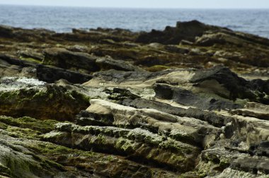 Denizde kayaların olduğu güzel doğa manzarası