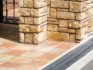 Şehirdeki kahverengi taş duvar dokusu, kapatın.