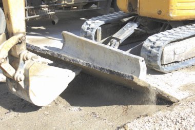 Birden fazla kazıcı ve açık inşaat alanına sahip şehir alanı