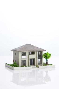 Beyaz arka plandaki küçük ev modeli, ipotek konsepti