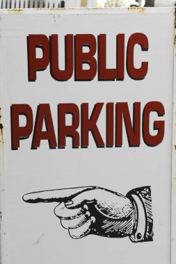 Sokakta el ele park yeri tabelası