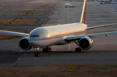 Boeing 777 uçağı kalkışa hazırlanıyor. 