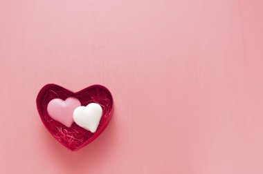 Kalpli kırmızı hediye kutusu. Sevgililer Günü konsepti.