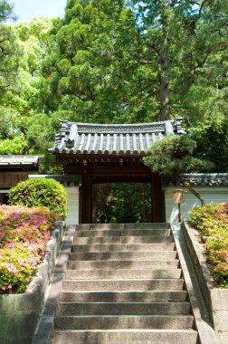 Güzel antik Japon tapınağının manzaralı görüntüsü.