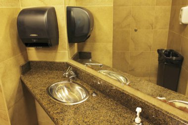 Modern bir evdeki modern banyo.