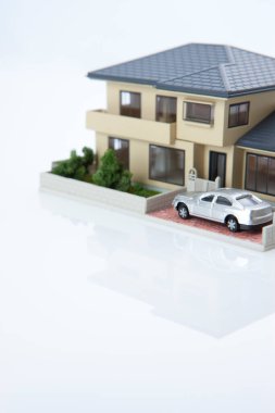 Beyaz arka plandaki küçük ev modeli, ipotek konsepti