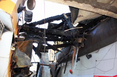 Şehir görünümünde yanan binadan geriye kalanlar  