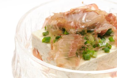 Soya peyniri, bonito gevreği, yeşil soğan, Japon mutfağı.