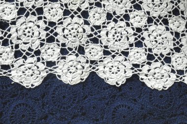 Tığ işi masa örtüsünün beyaz görünümünü kapat