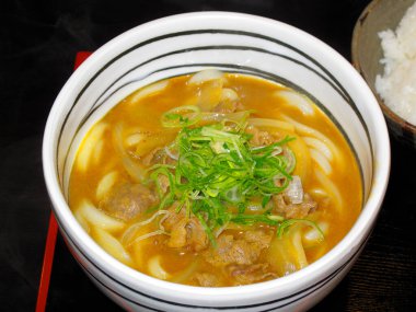 Tabaktaki lezzetli çorbanın manzarasını kapat.