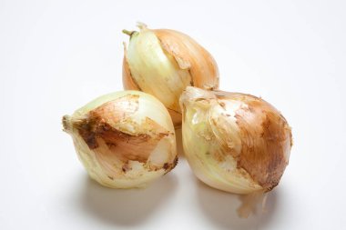 Beyaz arkaplanda izole soğanlar