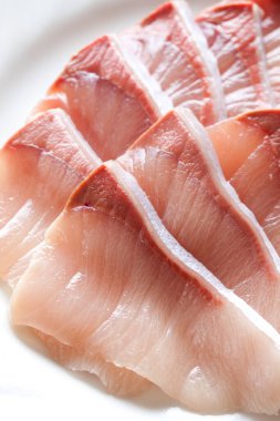 Beyaz arka planda taze çiğ biftek.