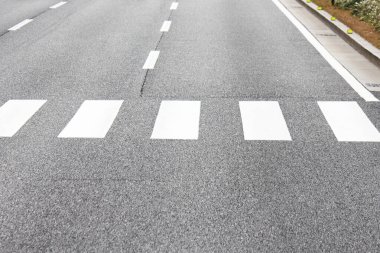 Otobanda yol işaretlerini yakın plan çek