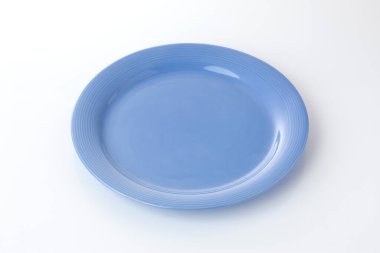 Akşam yemeği için mavi yuvarlak tabak veya servis