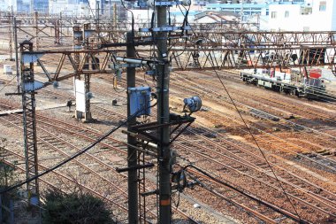 Şehirdeki tren yolu manzarası 